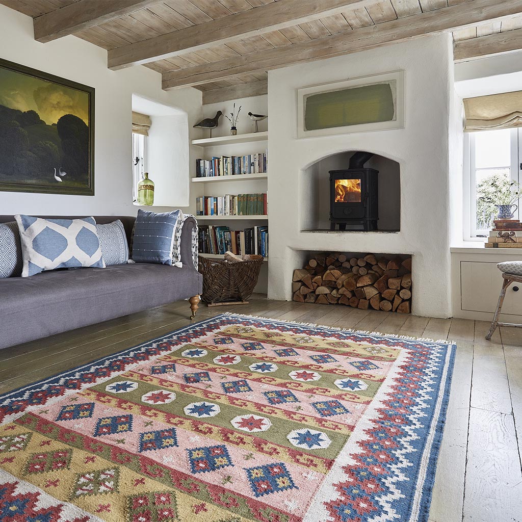 Nomad Artemis rug i a cosy living room with the fire lit 